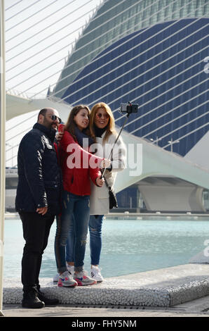 Tenendo selfies a Ciudad de las Artes y las Ciencias, Valencia, Spagna Foto Stock