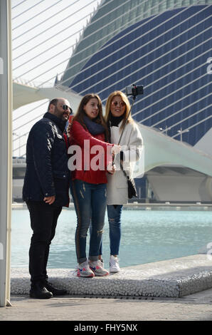 Tenendo selfies a Ciudad de las Artes y las Ciencias, Valencia, Spagna Foto Stock