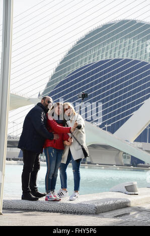 Tenendo selfies a Ciudad de las Artes y las Ciencias, Valencia, Spagna Foto Stock