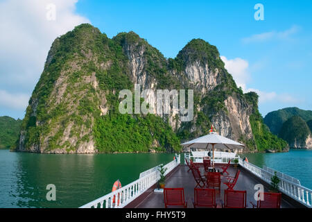 Barca di crociera nella baia di Halong, Vietnam, sud-est asiatico Foto Stock