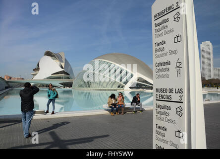 In posa davanti Hemisferic e Palau de les Arts Reina Sofia Valencia Spagna Foto Stock