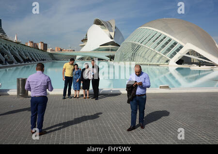 In posa davanti Hemisferic e Palau de les Arts Reina Sofia Valencia Spagna Foto Stock