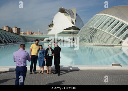 In posa davanti Hemisferic e Palau de les Arts Reina Sofia Valencia Spagna Foto Stock