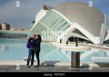 In posa davanti Hemisferic e Palau de les Arts Reina Sofia Valencia Spagna Foto Stock