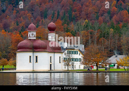 Sankt Bartholomä / San Bartolomeo la chiesa presso il lago Königssee, Parco Nazionale di Berchtesgaden, Baviera, Germania Foto Stock