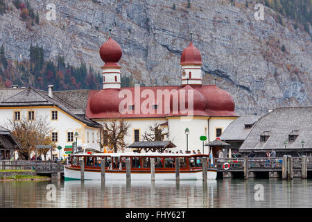 Barca con i turisti di fronte al Sankt Bartholomä / San Bartolomeo la chiesa presso il lago di Königssee Berchtesgaden NP, Germania Foto Stock