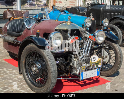 Merano, Italia - Luglio 9, 2015: vista laterale del Morgan tre Wheeler super sport con il numero 13 parcheggiata tra le altre vetture Foto Stock