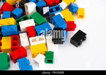 Tambov, Federazione Russa - Febbraio 19, 2015 Heap multicolore di blocchi Lego su uno sfondo bianco. Studio shot. Foto Stock