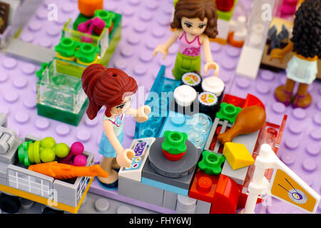 Tambov, Federazione Russa - Febbraio 09, 2016 Lego ragazza nel supermercato del peso di verdure. Studio shot. Foto Stock