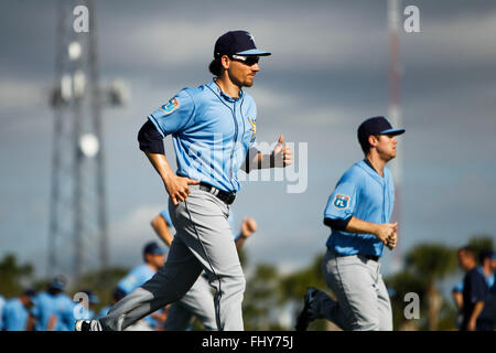 Port Charlotte, Florida, Stati Uniti d'America. 26 Febbraio, 2016. Sarà VRAGOVIC | Orari.Tampa Bay Rays lanciatore Danny Farquhar (43) si riscalda durante il primo full-allenamento della squadra di raggi Spring Training a Charlotte Sports Park in Port Charlotte, Fla. Venerdì 26 Febbraio, 2016. © sarà Vragovic/Tampa Bay volte/ZUMA filo/Alamy Live News Foto Stock