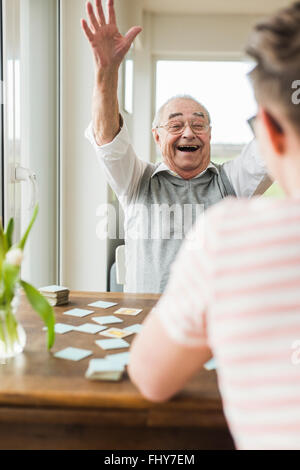 Ritratto di entusiasti senior uomo a casa Foto Stock