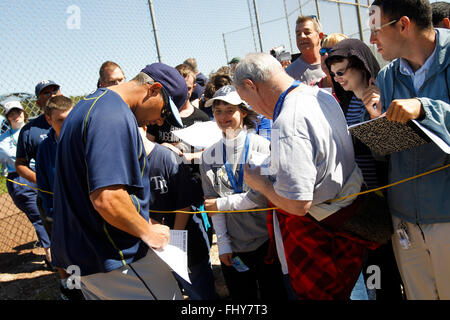 Port Charlotte, Florida, Stati Uniti d'America. 26 Febbraio, 2016. Sarà VRAGOVIC | Orari.Tampa Bay Rays manager Kevin contanti firma autografi per i fan durante il primo full-allenamento della squadra di raggi Spring Training a Charlotte Sports Park in Port Charlotte, Fla. Venerdì 26 Febbraio, 2016. © sarà Vragovic/Tampa Bay volte/ZUMA filo/Alamy Live News Foto Stock