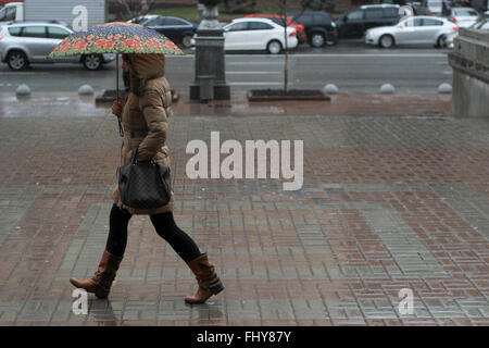 Kiev, Ucraina. 26 Febbraio, 2016. Persone con ombrelloni e impermeabile nelle strade di Kiev, in Ucraina. Tempo piovoso a Kiev a causa della stagione primaverile. © Nazar Furyk/Pacific Press/Alamy Live News Foto Stock