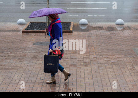 Kiev, Ucraina. 26 Febbraio, 2016. Persone con ombrelloni e impermeabile nelle strade di Kiev, in Ucraina. Tempo piovoso a Kiev a causa della stagione primaverile. © Nazar Furyk/Pacific Press/Alamy Live News Foto Stock