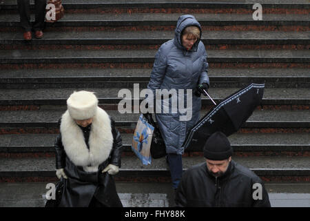 Kiev, Ucraina. 26 Febbraio, 2016. Persone con ombrelloni e impermeabile nelle strade di Kiev, in Ucraina. Tempo piovoso a Kiev a causa della stagione primaverile. © Nazar Furyk/Pacific Press/Alamy Live News Foto Stock