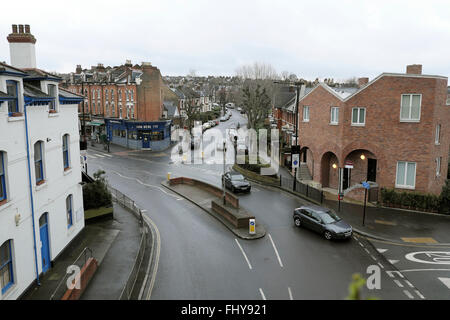 Guardando verso il basso sull'incrocio a Ferme Park Rd e Stapleton Hall Road da Parkland Walk in inverno Finsbury Park London N4 UK KATHY DEWITT Foto Stock