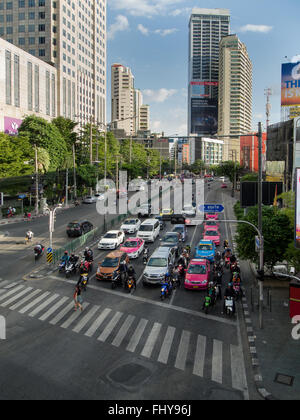 Il traffico al bivio con Asoke e Sukhumvit Road, Bangkok in Thailandia Foto Stock