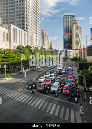 Il traffico al bivio con Asoke e Sukhumvit Road, Bangkok in Thailandia Foto Stock