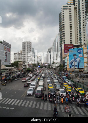 Il traffico al bivio con Asoke e Sukhumvit Road, Bangkok in Thailandia Foto Stock