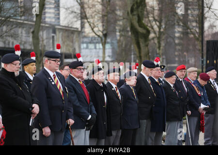 Rochdale, Regno Unito. Il 26 febbraio, 2016. Veterani in piedi presso il cenotafio in Rochdale, Regno Unito 26 Febbraio 2016 Credit: Barbara Cook/Alamy Live News Foto Stock