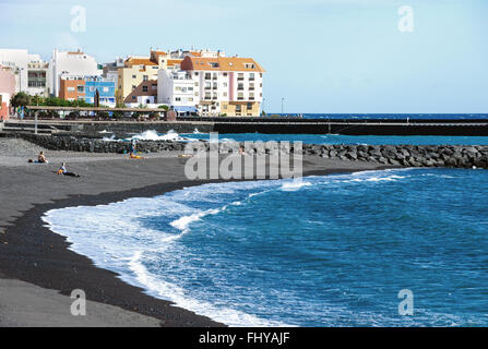 Vista sulla spiaggia e sul mare davanti a Puertito de Guimar a Tenerife, Isole Canarie, Spagna Foto Stock