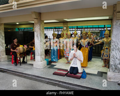 Santuario di Erawan ballerini in Bangkok in Thailandia 4 giorni dopo la bomba in agosto 2015 Foto Stock