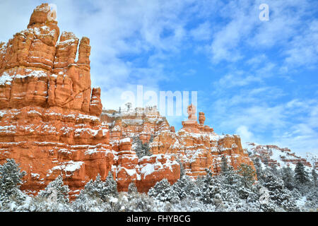 Bella neve coperto Rosso Canyon lungo la Scenic Byway 12 attraverso Dixie National Forest e vicino a Bryce Canyon in Utah sudoccidentale Foto Stock