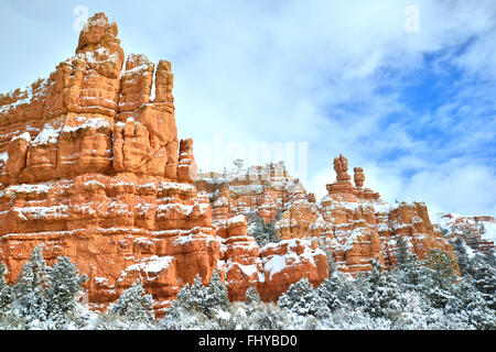 Bella neve coperto Rosso Canyon lungo la Scenic Byway 12 attraverso Dixie National Forest e vicino a Bryce Canyon in Utah sudoccidentale Foto Stock