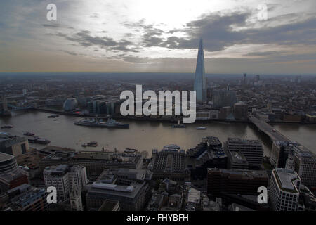 Alta vista sul centro di Londra guardando a sud verso il coccio con regolazione del sole Foto Stock