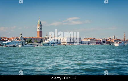 Paesaggio veneziano. Una vista da un autobus d'acqua. Foto Stock