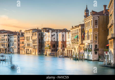Canal Grande paesaggio con acqua di seta in un antico edificio di Venezia, Italia Foto Stock