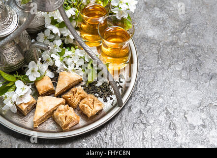 Molto gusto nero tè turco di bere, tradizionale tè turco in bicchieri Foto  stock - Alamy