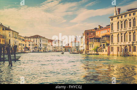 Canal Grande scenario con una gondola in antica Venezia, Italia Foto Stock