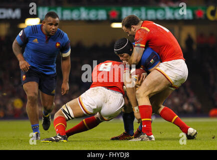 Principato Stadium di Cardiff, Galles. 26 Febbraio, 2016. RBS 6 Nazioni campionati. Il Galles contro la Francia. In Francia la Piazza Wenceslas Lauret viene affrontato dal Galles Taulupe Faletau e Jamie Roberts Credito: Azione Sport Plus/Alamy Live News Foto Stock