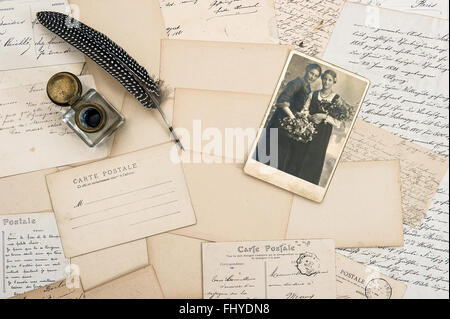 Vintage lettere, cartoline e antichi giù penna. Carta nostalgico sfondo con vecchie foto Foto Stock