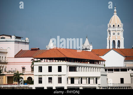 PANAMA CITY, Panama--edifici storici del Casco Viejo sul lungomare della città di Panama, Panama Panama Bay, come si vede dalla circonvallazione costiera (Cinta Costera III). Foto Stock