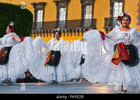 Ballerini eseguono nel Jardin o Piazza Centrale durante l'annuale ballo folk FESTIVAL - San Miguel De Allende, Messico Foto Stock