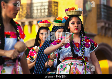 Ballerini eseguono nel Jardin o Piazza Centrale durante l'annuale ballo folk FESTIVAL - San Miguel De Allende, Messico Foto Stock