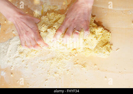 Impastare a casa sul tagliere di legno Foto Stock