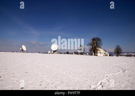 Il Satellite Earth Station Raisting è una comunicazione di massa antenna parabolica complessi per le telecomunicazioni. Foto Stock