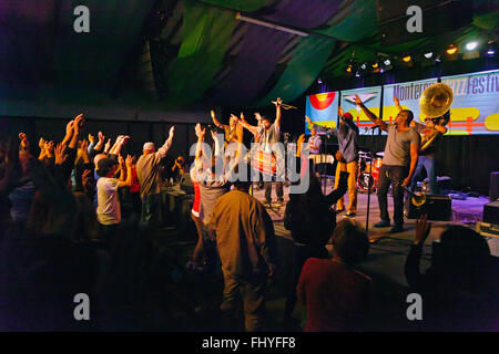 RED BARAAT ottiene la folla danzante in Dizzys Den al MONTEREY JAZZ FESTIVAL Foto Stock