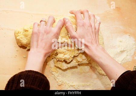 Impastare a casa sul tagliere di legno Foto Stock