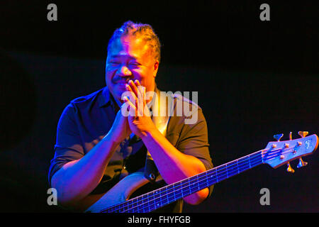 JAMES GENUS suona la chitarra per Herbie Hancock sul palco principale al MONTEREY JAZZ FESTIVAL Foto Stock