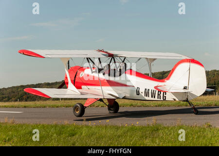Germania, Dierdorf, nonno e nipote seduta sul vecchio biplano Foto Stock