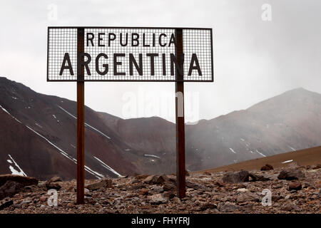 Argentina di frontiera nazionali segno di frontiera sulle Ande argentine Foto Stock