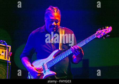 JAMES GENUS suona la chitarra per Herbie Hancock sul palco principale del MONTEREY JAZZ FESTIVAL Foto Stock