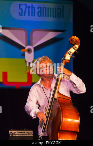 CHRIS BERNHARDT riproduce la base per un amore supremo al MONTEREY JAZZ FESTIVAL Foto Stock