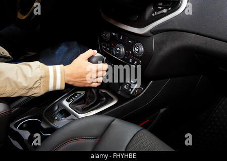 Mano azienda cambio automatico in auto Foto Stock