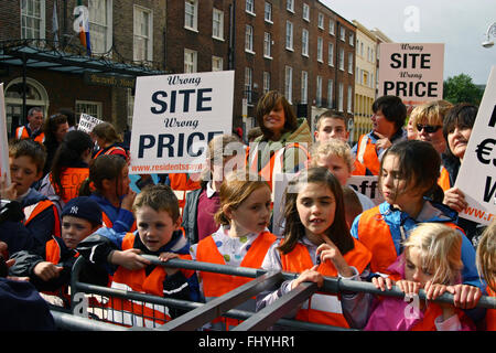 I ragazzi a barriera durante una marcia di protesta al di fuori di Leinster House Dublino Irlanda Foto Stock