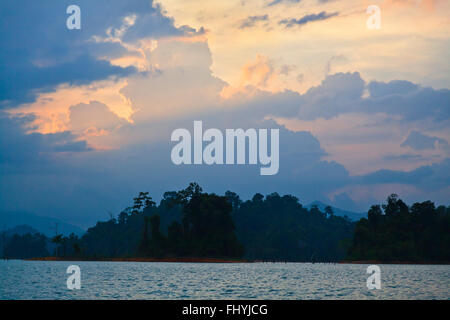 Tramonto e nuvole temporalesche su CHEOW EN lago in Khao Sok NATIONAL PARK - Tailandia Foto Stock